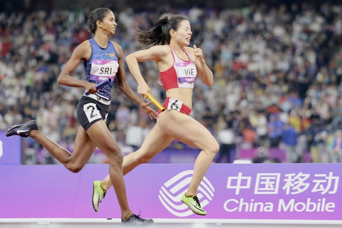 Điền kinh Việt Nam trắng tay ở Asiad 19 - Ảnh 1. Nguyễn Thị Huyền (phải) thi đấu đầy nỗ lực nhưng không thể giúp tổ tiếp sức 4x400m giành huy chương - Ảnh: ĐỨC KHUÊ