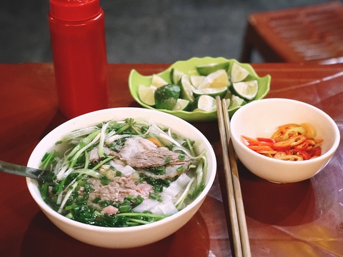 Một bát phở Bắc truyền thống thì chỉ có hành, không bỏ thêm giá - Ảnh: ĐẬU DUNG Một bát phở Bắc truyền thống thì chỉ có hành, không bỏ thêm giá - Ảnh: ĐẬU DUNG