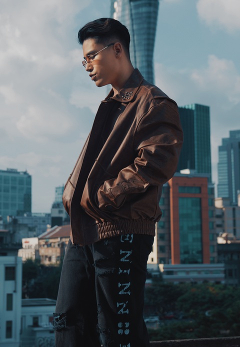 Sự xuất hiện của GDUCKY trong vai một rapper nổi tiếng nhưng đã đánh mất “bạn đời" của mình GDUCKY trong Bạn đời là một rapper nổi tiếng nhưng đã đánh mất “bạn đời" của mình.