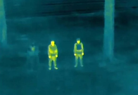 Ukraine tạo ra áo choàng tàng hình để tránh camera dò nhiệt và drone Nga - Ảnh 2. Người mặc áo choàng tàng hình gần như không thấy đứng ở phía bên trái 2 người lính không áo choàng trên màn hình máy ảnh dò nhiệt - Ảnh: UKRAINSKA PRAVDA