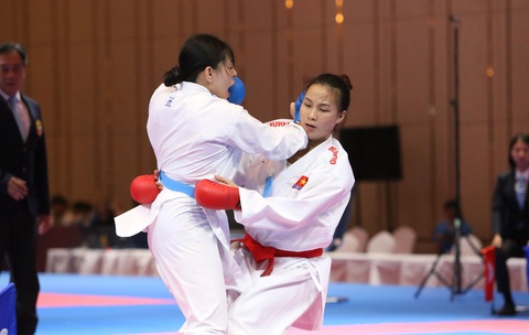Asiad 19: Việt Nam giành thêm 1 huy chương đồng - Ảnh 2. Đinh Thị Hương (phải) đã đánh bại đối thủ Indonesia ở trận tranh huy chương đồng - Ảnh: HUY ĐĂNG