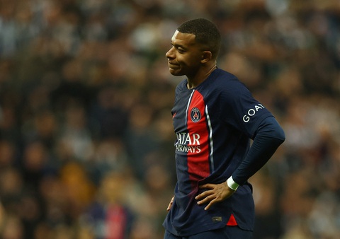 Mbappe mờ nhạt, PSG thảm bại trước Newcastle - Ảnh 1. Sự thất vọng của Kylian Mbappe sau thất bại trước Newcastle - Ảnh: REUTERS