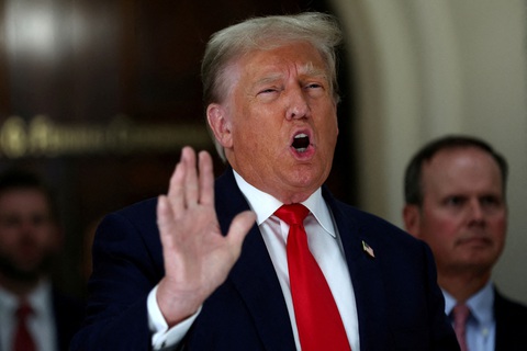 Tranh thủ rắc rối pháp lý, ông Trump gây quỹ tranh cử gấp 3 lần đối thủ Ron DeSantis - Ảnh 1. Ông Donald Trump nói chuyện với báo giới trong lúc nghỉ giải lao tại phiên tòa ở thành phố New York ngày 4-10 - Ảnh: REUTERS