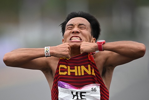 Trực tiếp Asiad 19: Trung Quốc hướng đến 'kỉ lục' huy chương vàng - Ảnh 2. VĐV Marathon He Jie mang về cho Trung Quốc tấm HCV thứ 172 - Ảnh: Reuters