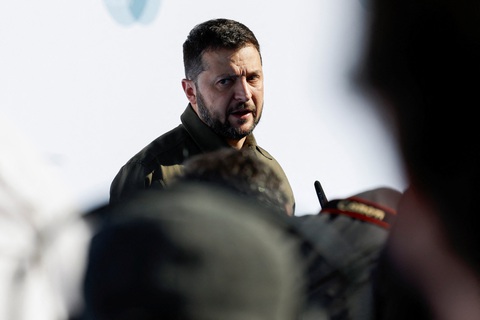 Ông Zelensky bổ nhiệm 3 thứ trưởng Bộ Quốc phòng Ukraine mới - Ảnh 1. Tổng thống Ukraine Zelensky vừa bổ nhiệm ba thứ trưởng quốc phòng mới hôm 5-10 - Ảnh: REUTERS