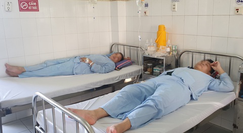 Người thân của bé gái tử vong do ăn bánh su kem được hỗ trợ chi phí chữa bệnh - Ảnh 1. Bà U. đang cùng con trai điều trị tại Bệnh viện Đa khoa tỉnh Cà Mau - Ảnh: THANH HUYỀN