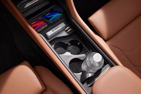 Skoda Kodiaq 2024 chào sân: Nội thất, công nghệ mới trong lớp áo cũ - Ảnh 5. Không gian cụm điều khiển trung tâm để được khá nhiều đồ đạc nhờ cần số chuyển vị trí - Ảnh: Skoda
