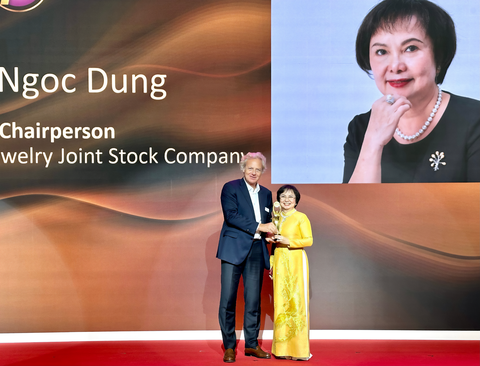 Bài học từ thành tựu trọn đời ‘nữ tướng’ của PNJ - Ảnh 2. Bà Cao Thị Ngọc Dung được vinh danh là một trong 40 biểu tượng xuất sắc nhất ngành kim hoàn thế giới, tại JWA 2023 - Ảnh: HOÀI ANH
