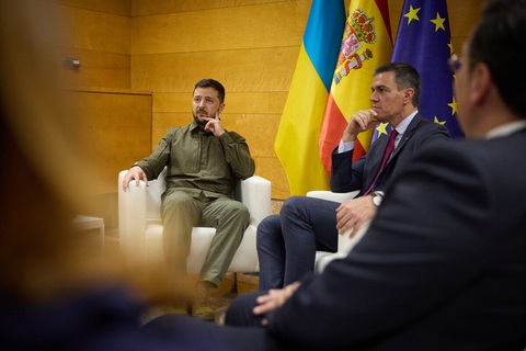 Tổng thống Ukraine Volodymyr Zelensky gặp các lãnh đạo châu Âu ở Tây Ban Nha ngày 5-10 - Ảnh: AFP Tổng thống Ukraine Volodymyr Zelensky gặp các lãnh đạo châu Âu ở Tây Ban Nha ngày 5-10 - Ảnh: AFP