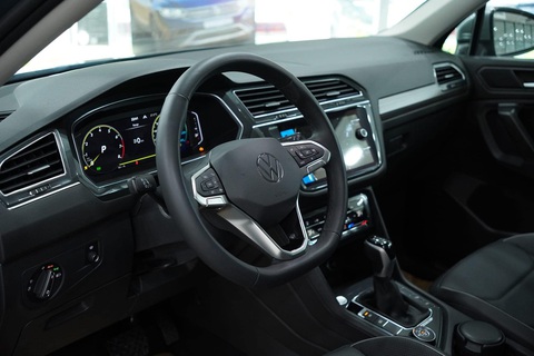 Volkswagen Tiguan giảm giá kỷ lục 500 triệu, xe Âu nay rẻ như xe Hàn - Ảnh 5. Nội thất Volkswagen Tiguan được cải thiện theo hướng sang trọng hơn với những thay đổi bao gồm bảng đồng hồ kỹ thuật số và dàn nút bấm cảm ứng dày đặc hơn, cụm điều khiển trung tâm và vô-lăng. Màn hình trung tâm 8 inch, hỗ trợ Apple CarPlay và Android Auto. Điều hòa tự động 3 vùng - Ảnh: Đại lý Volkswagen/Facebook