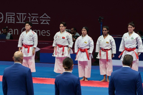 Asiad 19: Việt Nam giành thêm 1 huy chương đồng - Ảnh 5. Võ sĩ Nguyễn Thị Phương (thứ hai, từ trái qua) thi đấu nội dung kata cá nhân nữ - Ảnh: HUY ĐĂNG