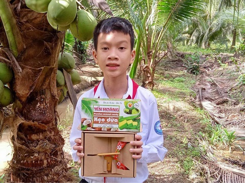 Đào Khương Duy chuẩn bị kẹo dừa Bến Tre và chuồn chuồn tre đến dự lễ trao giải Cuộc thi Viết thư quốc tế UPU - Ảnh: Gia đình cung cấp Đào Khương Duy chuẩn bị kẹo dừa Bến Tre và chuồn chuồn tre đến dự lễ trao giải Cuộc thi viết thư quốc tế UPU - Ảnh: Gia đình cung cấp