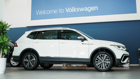 Volkswagen Tiguan giảm giá kỷ lục 500 triệu, xe Âu nay rẻ như xe Hàn - Ảnh 2. Volkswagen Tiguan tại Việt Nam là mẫu SUV 7 chỗ ngồi với động cơ tăng áp TSI 2.0L, 4 xy-lanh, công suất 180 mã lực và mô-men xoắn 320 Nm. Hộp số ly hợp kép 7 cấp DSG và hệ dẫn động bốn bánh 4Motion - Ảnh: Đại lý Volkswagen/Facebook