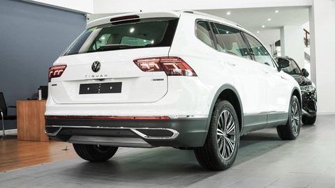 Volkswagen Tiguan giảm giá kỷ lục 500 triệu, xe Âu nay rẻ như xe Hàn - Ảnh 3. Ở thế hệ mới, đầu xe thay đèn pha và đèn LED ban ngày với tạo hình giống Golf thế hệ mới nhất. Đèn pha ma trận LED IQ.Lights với 24 bóng đèn LED mỗi module cho phép chiếu sáng một vùng tùy ý trên đường đồng thời tránh làm người phía đối diện chói mắt. Đèn hậu cũng có thiết kế mới - Đại lý Volkswagen/Facebook