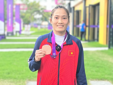 Asiad 19: Việt Nam giành thêm 1 huy chương đồng - Ảnh 1. Phùng Thị Huệ với tấm HCĐ ở Asiad 19 - Ảnh: HUY ĐĂNG