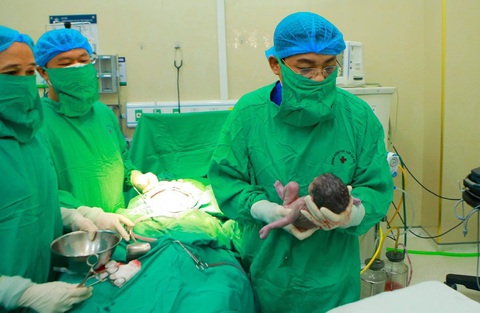 Các bác sĩ mổ lấy thai cho sản phụ sau 3 tháng giữ thai - Ảnh: BVCC Các bác sĩ mổ lấy thai cho sản phụ sau 3 tháng giữ thai - Ảnh: BVCC