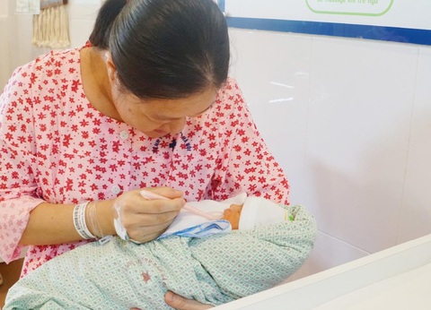 Chị T. hạnh phúc khi được đón con yêu sau hành trình 8 năm tìm con - Ảnh: BVCC Chị T. hạnh phúc khi được đón con yêu sau hành trình 8 năm tìm con - Ảnh: BVCC