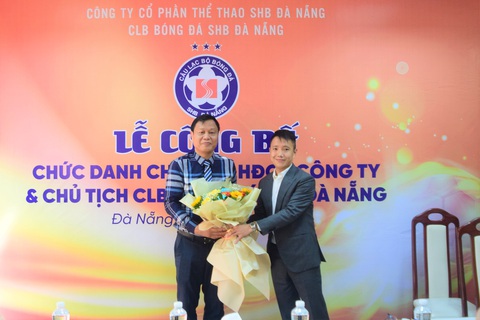 Xuống chơi hạng Nhất, đội bóng SHB Đà Nẵng có chủ tịch mới - Ảnh 2. Ông Lê Văn Hiểu (trái) là chủ tịch HĐQT Công ty cổ phần Thể thao SHB Đà Nẵng kiêm chủ tịch CLB bóng đá SHB Đà Nẵng - Ảnh: B.PHÚ