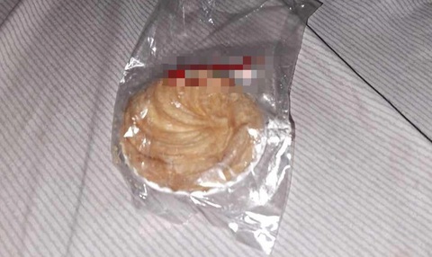 Lập hội đồng đánh giá quy trình tiếp nhận trẻ ngộ độc tại Bệnh viện Lê Văn Thịnh - Ảnh 1. Bánh su kem bé gái 6 tuổi ăn phải trước khi tử vong - Ảnh: Gia đình cung cấp