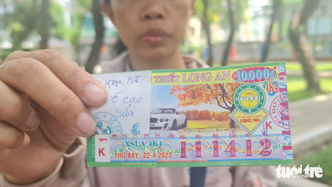 Người bán vé số kêu trời vì đổi phải vé dỏm - Ảnh 1. Một người bán vé số dạo bị lừa đổi cả chục tờ vé số giả trúng thưởng - Ảnh: MẠNH DŨNG