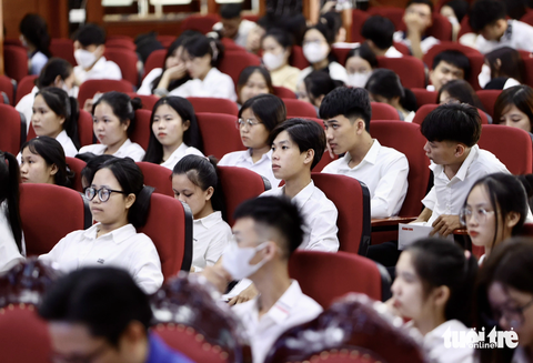 Lễ trao học bổng Tiếp sức đến trường cho 86 tân sinh viên 4 tỉnh khu vực Bắc Trung bộ được diễn ra tại Trường Đại học Vinh (thành phố Vinh, Tỉnh Nghệ An) - Ảnh: NGUYỄN KHÁNH Lễ trao học bổng Tiếp sức đến trường cho 86 tân sinh viên 4 tỉnh khu vực Bắc Trung bộ được diễn ra tại Trường Đại học Vinh (thành phố Vinh, Tỉnh Nghệ An) - Ảnh: NGUYỄN KHÁNH