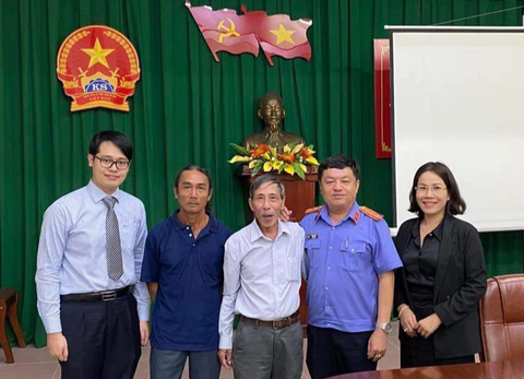 Ông Võ Tê được bồi thường 1,9 tỉ đồng - Ảnh 1. Từ trái qua: luật sư Phan Minh Hoàng, ông Võ Ngọc, Nguyễn Thận cùng đại diện Viện KSND tỉnh Bình Thuận trong một buổi thương lượng bồi thường oan sai cho ông Võ Tê - Ảnh: HOÀNG ĐIỆP