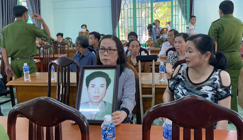 Ông Võ Tê được bồi thường 1,9 tỉ đồng - Ảnh 1. Đại diện gia đình ông Võ Tê tại buổi xin lỗi công khai ở địa phương - Ảnh: HOÀNG ĐIỆP