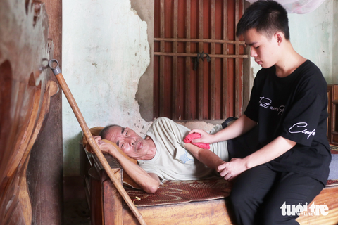 Ảnh: DOÃN HÒA Số phận một lần nữa thử thách chàng trai mồ côi khi ông ngoại đột ngột bị tai biến, liệt nửa người - Ảnh: DOÃN HÒA