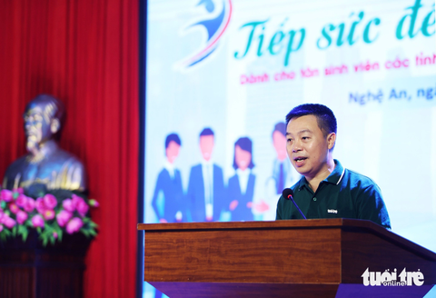 Bắc phát biểu tại lễ trao học bổng “Tiếp sức đến trường” dành cho tân sinh viên 4 tỉnh Bắc Trung bộ Nhà báo Lê Kiên - Phó trưởng Văn phòng báo Tuổi Trẻ khu vực phía Bắc - phát biểu tại lễ trao học bổng “Tiếp sức đến trường” dành cho tân sinh viên 4 tỉnh Bắc Trung bộ - Ảnh: NGUYỄN KHÁNH