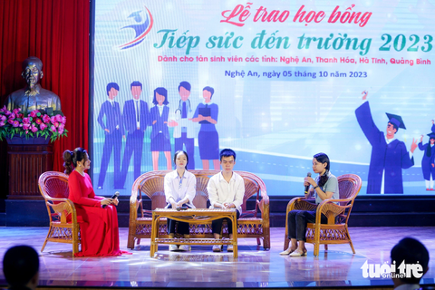 Trao học bổng Tiếp sức đến trường 4 tỉnh Bắc Trung bộ, trao những cơ hội viết tiếp ước mơ - Ảnh 11. Chị Lê Thị Hạnh (bìa phải) cùng hai tân sinh viên Trung Chiến và Thu Trang giao lưu tại buổi lễ trao học bổng - Ảnh: NGUYỄN KHÁNH