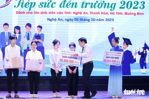 Ông Võ Văn Phu - Phó tổng giám đốc Công ty cổ phần phân bón Bình Điền - trao tặng suất đặc biệt 50 triệu đồng cho các bạn tân sinh viên có hoàn cảnh đặc biệt khó khăn - Ảnh: NGUYỄN KHÁNH Ông Võ Văn Phu - Phó tổng giám đốc Công ty cổ phần phân bón Bình Điền - trao tặng suất đặc biệt 50 triệu đồng cho các bạn tân sinh viên có hoàn cảnh đặc biệt khó khăn - Ảnh: NGUYỄN KHÁNH