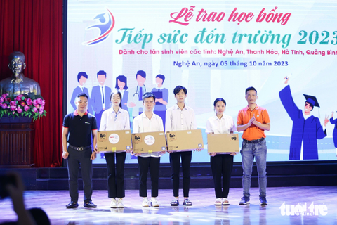 Đại diện nhà tài trợ FPT Shop trao tặng 4 laptop cho các tân sinh viên - Ảnh: NGUYỄN KHÁNH Đại diện nhà tài trợ FPT Shop và quỹ khuyến học Vinacam trao tặng 4 laptop cho các tân sinh viên - Ảnh: NGUYỄN KHÁNH