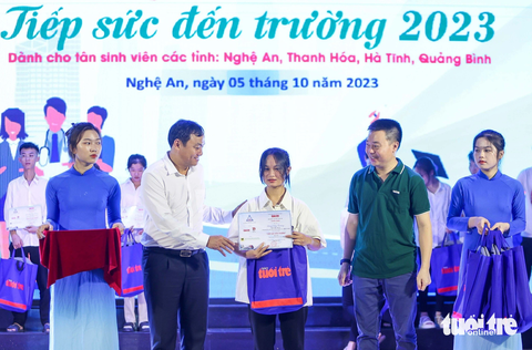 Ông Lê Văn Lương - Bí thư Tỉnh đoàn Nghệ An (bên trái) và ông Ông Võ Văn Phu - Phó tổng giám đốc Công ty cổ phần phân bón Bình Điền trao tặng học bổng cho các tân sinh viên - Ảnh: NGUYỄN KHÁNH Ông Phạm Ngọc Cảnh (bên trái) - Phó Trưởng ban tuyên giáo tỉnh ủy Nghệ An và nhà báo Lê Kiên - Phó trưởng Văn phòng báo Tuổi Trẻ khu vực phía Bắc trao tặng học bổng cho các tân sinh viên - Ảnh: NGUYỄN KHÁNH