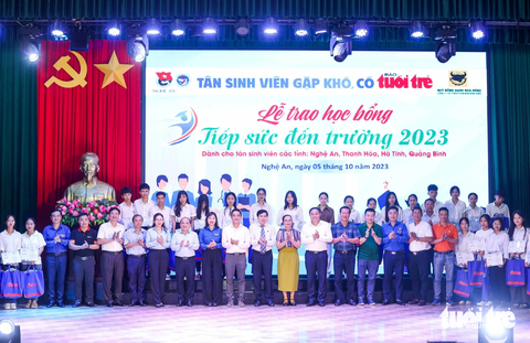 Các đại biểu chụp ảnh lưu niệm với các tân sinh viên tỉnh Nghệ An nhận học bổng Tiếp sức đến trường - Ảnh: NGUYỄN KHÁNH Các đại biểu và tân sinh viên 4 tỉnh Bắc Trung bộ chụp ảnh lưu niệm kết thúc lễ trao học bổng Tiếp sức đến trường - Ảnh: NGUYỄN KHÁNH