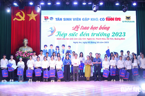 Các đại biểu chụp ảnh lưu niệm với các tân sinh viên tỉnh Nghệ An nhận học bổng Tiếp sức đến trường - Ảnh: NGUYỄN KHÁNH Các đại biểu chụp ảnh lưu niệm với các tân sinh viên tỉnh Thanh Hóa nhận học bổng Tiếp sức đến trường - Ảnh: NGUYỄN KHÁNH