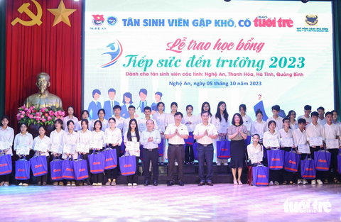 Các đại biểu chụp ảnh lưu niệm với các tân sinh viên tỉnh Nghệ An nhận học bổng Tiếp sức đến trường - Ảnh: NGUYỄN KHÁNH Các đại biểu chụp ảnh lưu niệm với các tân sinh viên tỉnh Hà Tĩnh nhận học bổng Tiếp sức đến trường - Ảnh: NGUYỄN KHÁNH