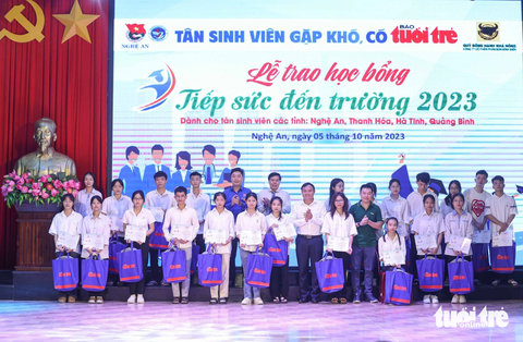 Các đại biểu chụp ảnh lưu niệm với các tân sinh viên tỉnh Nghệ An nhận học bổng Tiếp sức đến trường - Ảnh: NGUYỄN KHÁNH Các đại biểu chụp ảnh lưu niệm với các tân sinh viên tỉnh Nghệ An nhận học bổng Tiếp sức đến trường - Ảnh: NGUYỄN KHÁNH