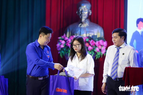 Ông Lê Văn Lương - Bí thư Tỉnh đoàn Nghệ An (bên trái) và ông Ông Võ Văn Phu - Phó tổng giám đốc Công ty cổ phần phân bón Bình Điền trao tặng học bổng cho các tân sinh viên - Ảnh: NGUYỄN KHÁNH Ông Lê Văn Lương - Bí thư Tỉnh đoàn Nghệ An (bên trái) và ông Võ Văn Phu - Phó tổng giám đốc Công ty cổ phần phân bón Bình Điền trao tặng học bổng cho các tân sinh viên - Ảnh: NGUYỄN KHÁNH
