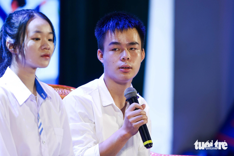 Bạn Lê Trung Chiến - tân sinh viên ĐH Vinh chia sẻ trong chương trình, Chiến sinh ra không có bố, mẹ đưa về nhà ngoại nuôi, sau đó mẹ cũng rời đi. Năm Chiến lên lớp 6 thì mẹ ung thư. Đến năm Chiến vào lớp 10, bà ngoại mất vì ung thư, ông ngoại bị tai biến - Ảnh: NGUYỄN KHÁNH Bạn Lê Trung Chiến - tân sinh viên ĐH Vinh chia sẻ trong chương trình, Chiến sinh ra không có bố, mẹ đưa về nhà ngoại nuôi, sau đó mẹ cũng rời đi. Năm Chiến lên lớp 6 thì mẹ ung thư. Đến năm Chiến vào lớp 10, bà ngoại mất vì ung thư, ông ngoại bị tai biến - Ảnh: NGUYỄN KHÁNH