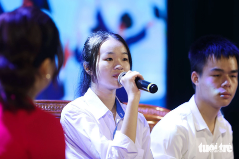 Tân sinh viên Thái Thị Thu Trang giao lưu trong chương trình, gia đình Trang có bố suy thận giai đoạn cuối, mỗi tuần chạy thận 3 lần/tuần, Mẹ thì đi làm công nhân, hoàn cảnh rất khó khăn - Ảnh: NGUYỄN KHÁNH Tân sinh viên Thái Thị Thu Trang giao lưu trong chương trình, gia đình Trang có bố suy thận giai đoạn cuối, mỗi tuần chạy thận 3 lần/tuần. Mẹ thì đi làm công nhân, hoàn cảnh rất khó khăn - Ảnh: NGUYỄN KHÁNH