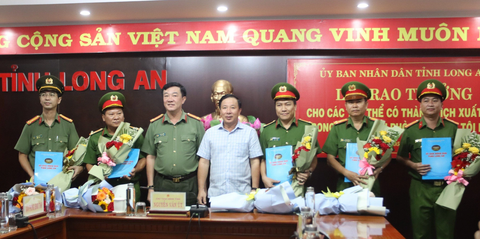 Long An thưởng 5 tập thể phá án thanh niên bắt cóc con của bạn đòi 2 tỉ tiền chuộc - Ảnh 1. Chủ tịch UBND tỉnh Long An trao thưởng cho đại diện 5 tập thể phá án bắt cóc trẻ em - Ảnh: AN LONG