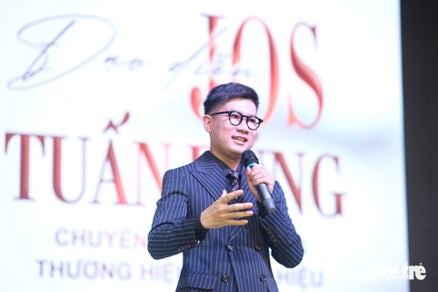 Gen Z cần làm gì để xây dựng phong cách bền vững? - Ảnh 5. Đạo diễn Jos Tuấn Dũng nhấn mạnh sinh viên cần xây dựng thương hiệu cá nhân - Ảnh: NGỌC PHƯỢNG