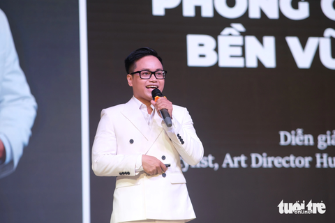 Gen Z cần làm gì để xây dựng phong cách bền vững? - Ảnh 6. Stylist Huỳnh Quang Nhật cho biết phong cách cá nhân không chỉ biểu hiện ở bên ngoài mà còn phải xây dựng luôn cả bên trong - Ảnh: NGỌC PHƯỢNG