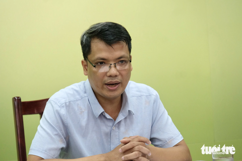 Thực hư việc phụ huynh phản đối trường lạm thu, học sinh bị đình chỉ học tập? - Ảnh 3. Ông Đinh Quang Dũng - hiệu trưởng Trường THPT Lạc Long Quân - chia sẻ với báo chí trưa 5-10 - Ảnh: NGUYÊN BẢO