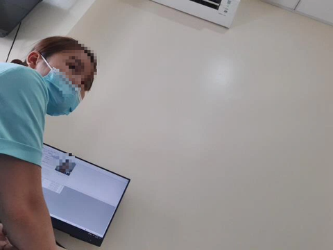 Mạo danh Bệnh viện Chợ Rẫy dụ các cặp hiếm muộn, Bệnh viện An Sinh nói gì? - Ảnh 4. Theo sát bác sĩ T. tư vấn và thăm khám cho bệnh nhân tại Bệnh viện An Sinh luôn có một nhân viên. Nhân viên này chịu trách nhiệm quản lý hồ sơ và hướng dẫn bệnh nhân thực hiện các xét nghiệm theo chỉ định của bác sĩ T. - Ảnh: H.L.