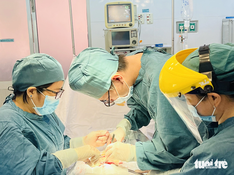 Phẫu thuật lấy viên sỏi 'khổng lồ' to như quả trứng cho người đàn ông 62 tuổi - Ảnh 1. Các bác sĩ đang phẫu thuật lấy viên sỏi bàng quang cho bệnh nhân - Ảnh: A.X.