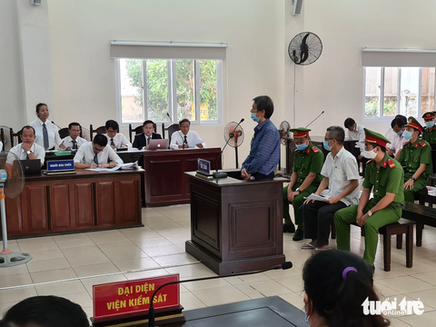 Các bị can trong phiên tòa sơ thẩm tại TAND tỉnh Bình Dương. Sau khi bị TAND cấp cao tại TP.HCM hủy án sơ thẩm, trả hồ sơ, tới nay vụ án liên quan cựu bí thư Bến Cát đã được tạm đình chỉ điều tra vụ án và tạm đình chỉ điều tra với các bị can - Ảnh: B.S. Các bị can trong phiên tòa sơ thẩm tại TAND tỉnh Bình Dương. Sau khi bị TAND cấp cao tại TP.HCM hủy án sơ thẩm, trả hồ sơ, tới nay vụ án liên quan cựu bí thư Bến Cát đã được tạm đình chỉ điều tra vụ án và tạm đình chỉ điều tra với các bị can - Ảnh: B.S.