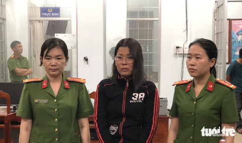 Bắt người phụ nữ chuyên cho vay tiền lãi nặng 720%/năm - Ảnh 1. Nghi can Dương Ngọc Hân lúc bị bắt - Ảnh: PHẠM HƠN
