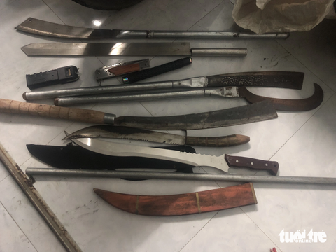 Bắt người phụ nữ chuyên cho vay tiền lãi nặng 720%/năm - Ảnh 3. Tang vật là nhiều dao, mã tấu, kiếm Nhật... được công an thu giữ tại nhà của bà Hân - Ảnh: PHẠM HƠN