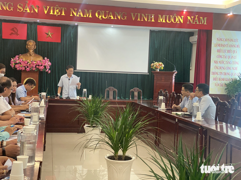 Công bố kiểm tra toàn diện Thành Bưởi: Nhà xe xin dời ngày - Ảnh 1. Ông Đỗ Ngọc Hải - trưởng phòng quản lý vận tải Sở Giao thông vận tải TP.HCM (trưởng đoàn kiểm tra) - công bố quyết định - Ảnh: THU DUNG